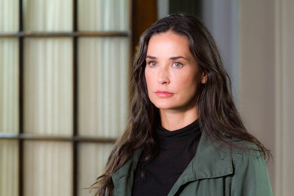 Aparece un cadáver en la piscina de Demi Moore