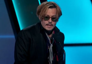 Johnny Depp la arma en los Hollywood Film Awards por su pinta de borracho