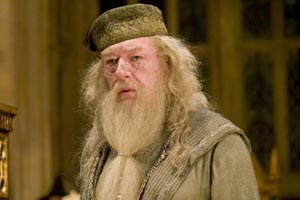 Michael Gambon vuelve al universo de la creadora de Harry Potter en la adaptación de "Una vacante imprevista"