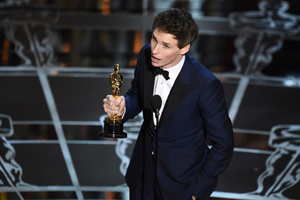 Eddie Redmayne alude a Stephen Hawking y los enfermos de ELA al recoger el Oscar al mejor actor por "La teoría del todo"