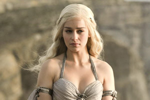 Emilia Clarke, camarera despedida