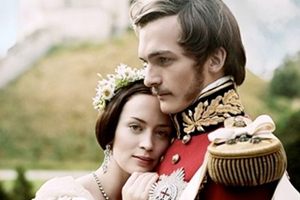 Emily Blunt se reúne con Rupert Friend, su compañero en "La reina Victoria"