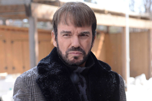 Billy Bob Thornton y Alfred Molina se van a la guerra con Tina Fey