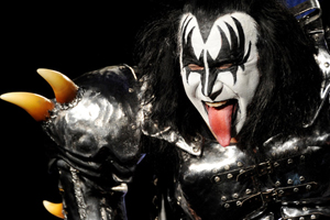 Gene Simmons, rey de las leyendas urbanas, se pasa al terror