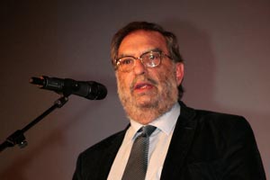 Enrique González Macho reelegido presidente de la Academia