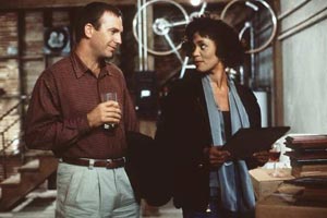 Angela Bassett debutará como directora con un biopic de Whitney Houston