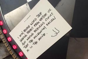 J.J. Abrams contraataca en tono de broma: el Halcón Milenario saldrá en la nueva entrega de "Star Wars"