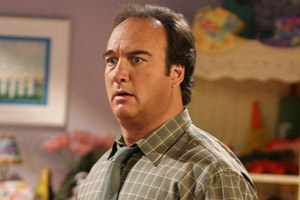 James Belushi estará junto a Oscar Isaac y Catherine Keener en la nueva serie del creador de "The Wire"