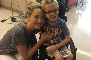Jennifer Lawrence visita un hospital infantil en Montreal