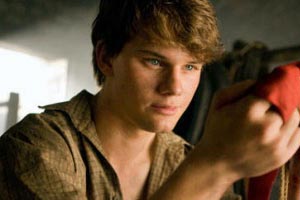 Jeremy Irvine protagoniza un film de Roland Emmerich sobre los disturbios de "Stonewall"