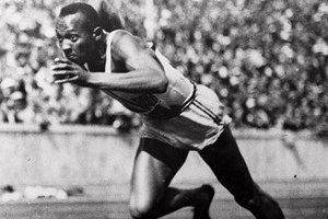 No hay dos sin tres: Anthony Mackie se une a la carrera por llevar a la pantalla la vida de Jesse Owens