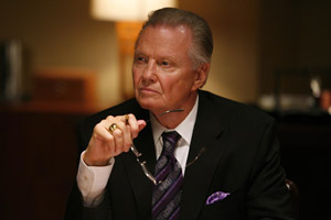 Jon Voight interpretará a un legendario entrenador de fútbol americano