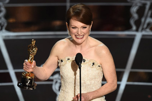 Julianne Moore recuerda a los enfermos de Alzheimer al ganar el Oscar por "Siempre Alice"