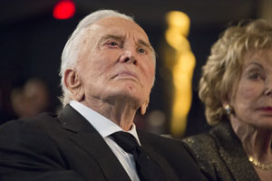 Kirk Douglas dona más de 2 millones de dólares para comprar un robot cirujano