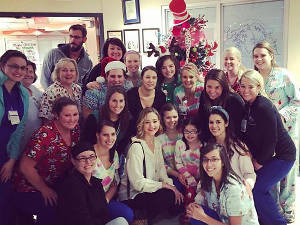 Jennifer Lawrence visita a los niños enfermos de un hospital en Nochebuena