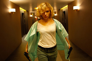 Luc Besson se dirige al público con poca capacidad cerebral en "Lucy"
