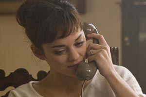 Marion Cotillard, entre dos hombres tras la II Guerra Mundial