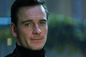 Michael Fassbender encuentra a un bebé