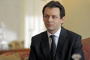 Michael Sheen, pasajero robot de ciencia ficción con Jennifer Lawrence y Chris Pratt