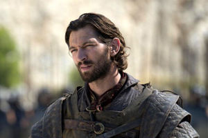 Michiel Huisman, de "Juego de tronos" y Teresa Palmer se citan a las 2:22