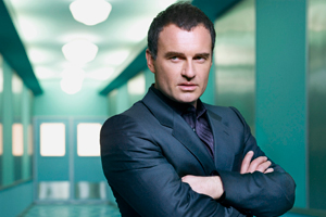 Julian McMahon, de "Nip/Tuck", llevará al cine una precuela de "La guerra de los Rose", y otra novela del mismo autor