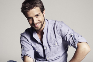 Pablo Alborán le canta a Mario Casas