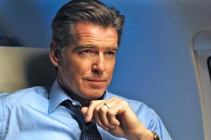 A Pierce Brosnan le intervienen un cuchillo de caza en un aeropuerto