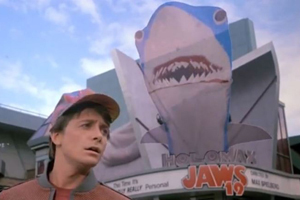 Universal homenajea a "Regreso al futuro" con el tráiler de “Tiburón 19”