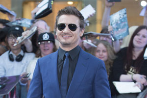 Jeremy Renner rehúsa hacerse fotos en la recepción de una boda