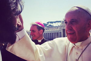 Rodrigo Santoro y Nazanin Boniadi, secundarios del nuevo "Ben-Hur", visitan al Papa Francisco