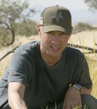 Roland Emmerich se le nota su origen alemán por su marcado acento