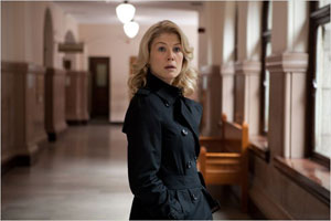 Rosamund Pike encontrada por Jeff Bridges y Miles Teller