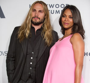 Zoe Saldana luce su embarazo en un acto de la Academia de Hollywood