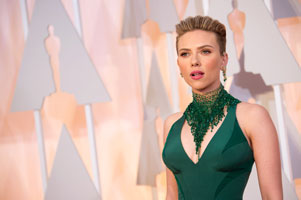 Scarlett Johansson da el cante con su grupo musical “The Singles”