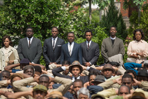 El director de "Selma" se suma durante el estreno en Nueva York a la oleada de protestas tras la polémica decisión del Gran Jurado