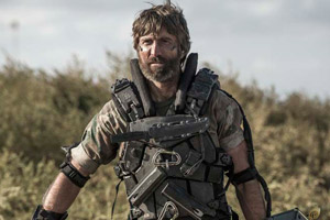 Sharlto Copley, policía de los superhéroes