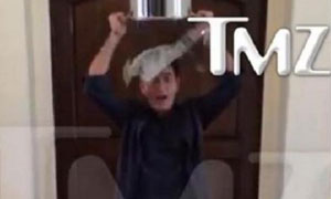 Charlie Sheen se burla del reto de mojarse con un cubo de agua helada