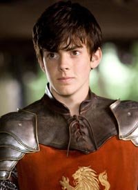  Skandar Keynes hizo el papel de Edmund Pevensie
