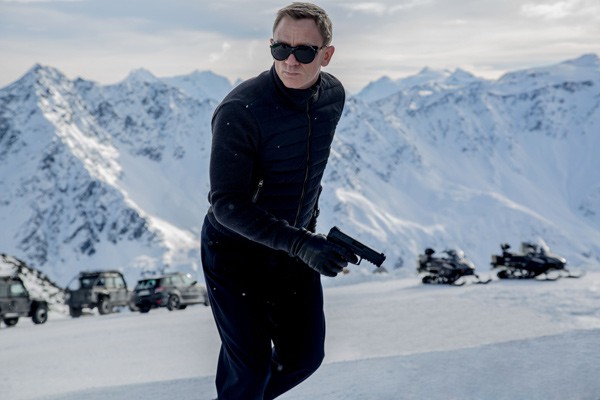 James Bond cumple y lleva a "Spectre" a lo más alto
