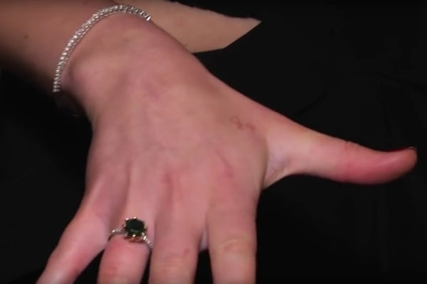 Jennifer Lawrence no logra eliminar un tatuaje mal escrito