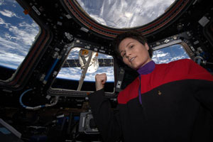 La astronauta Samantha Cristoforetti se enfunda un pijama de “Star Trek” en la Estación Espacial Internacional