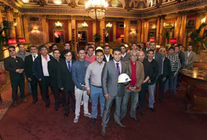 El Papa Francisco recibe a los mineros chilenos y a la directora de "Los 33"