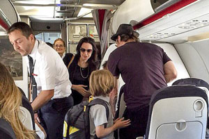Angelina Jolie y Brad Pitt vuelan con sus niños en clase turista