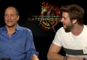 Woody Harrelson se acaba de enterar de que Chris y Liam Hemsworth son hermanos