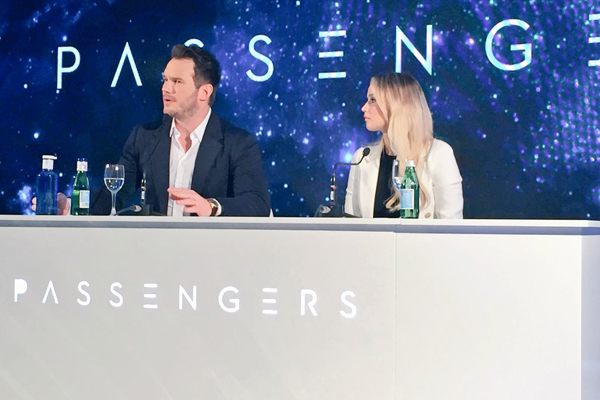 Jennifer Lawrence y Chris Pratt presentan “Passengers” en Madrid… en una astronave