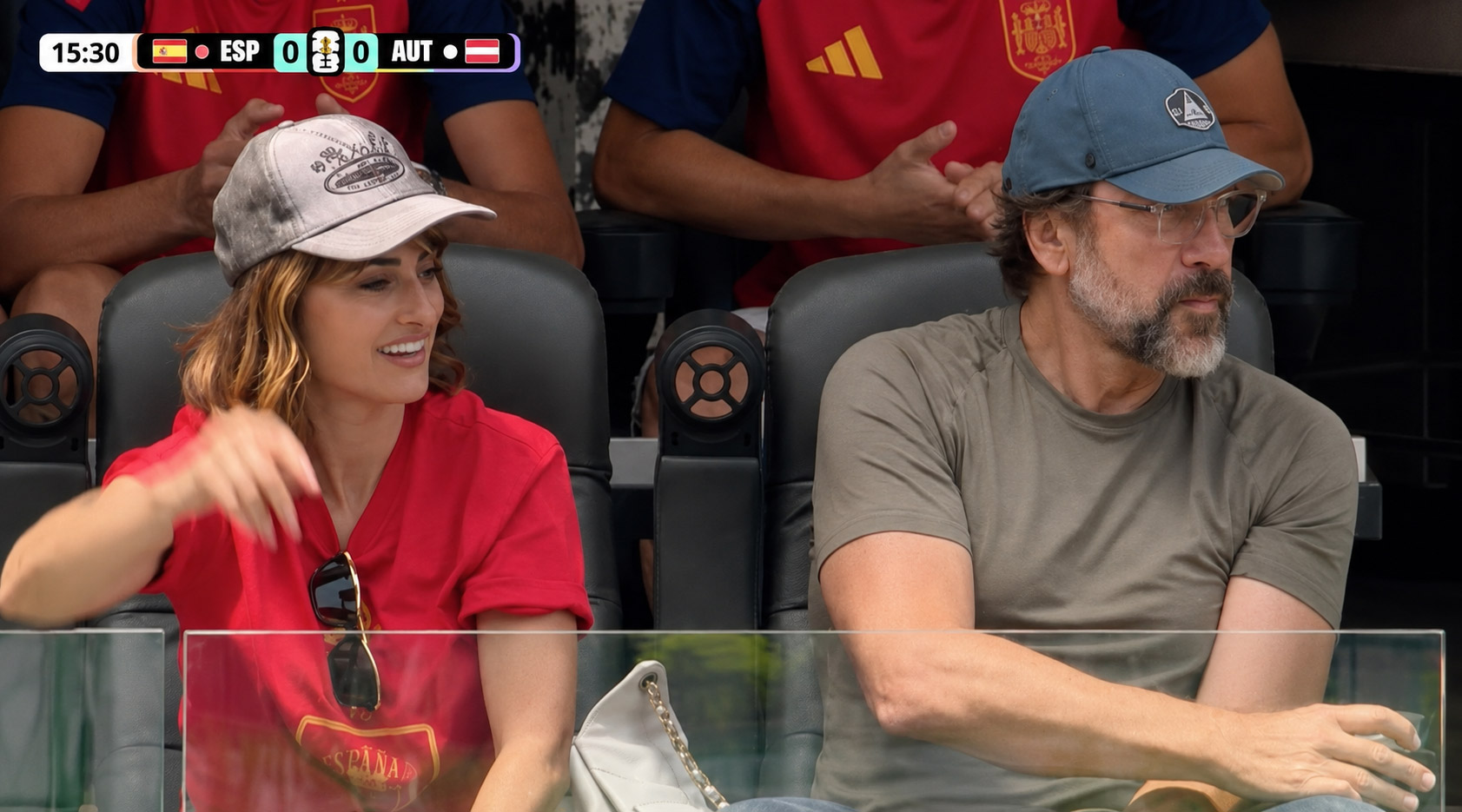 Javier Bardem y Penélope Cruz dan suerte a la selección española de fútbol