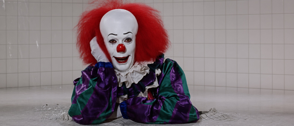 Nos deja Tim Curry, el villano simpático