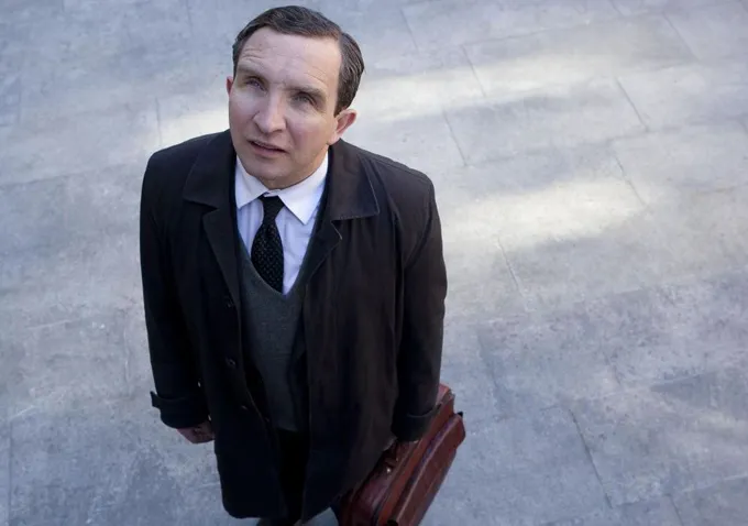 Eddie Marsans roba el banco en que trabaja