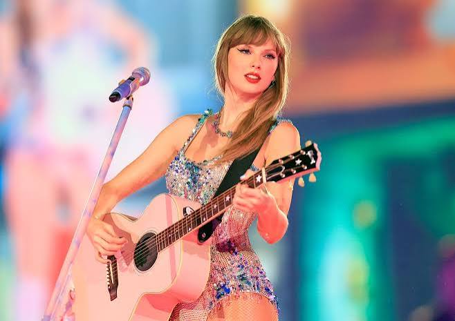 Adam Sandler oficia la boda de Taylor Swift y Travis Kelce 