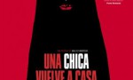 Una chica vuelve a casa sola de noche